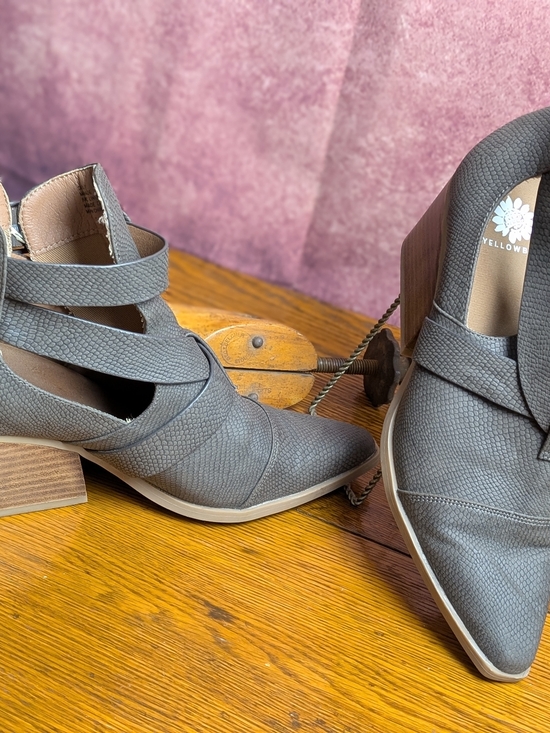 Yellow Box Shoes - Yellow Box Women’s 6.5 Gray Textured Pointed Toe Ankle Booties